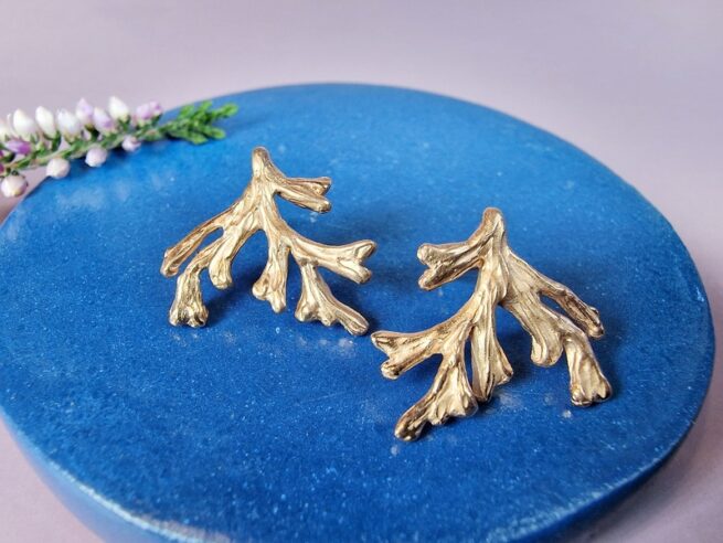 Golden ear studs Seaweed, jewellery design by Oogst goldsmith Amsterdam