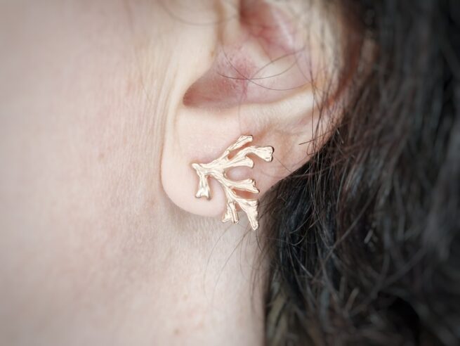 Golden ear studs Seaweed, worn, jewellery design by Oogst goldsmith Amsterdam