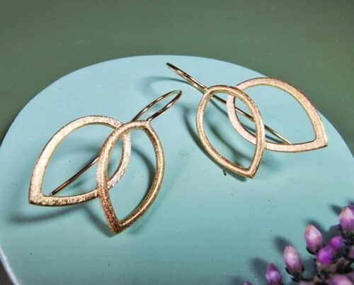 golden earrings mackintosh leaves, designed by Oogst goldsmiths Amsterdam