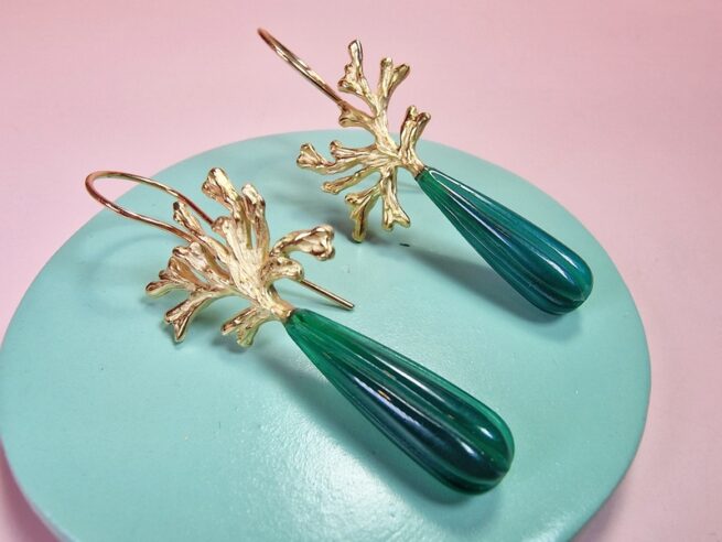 Rosé golden earrings 'Seaweed' with green agate, jewellery design by Oogst Goldsmith Amsterdam