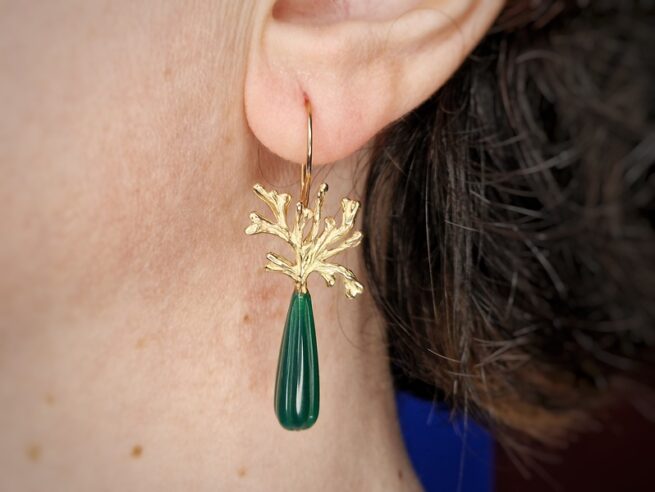Rosé golden earrings 'Seaweed' with green agate, worn, jewellery design by Oogst Goldsmith Amsterdam