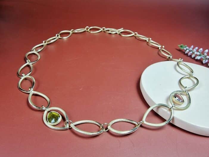 Roségouden schakel collier met open bladvormen, groene toermalijn en roze toermalijn, Mackintosh serie. Ontwerp van Oogst Goudsmeden in Amsterdam