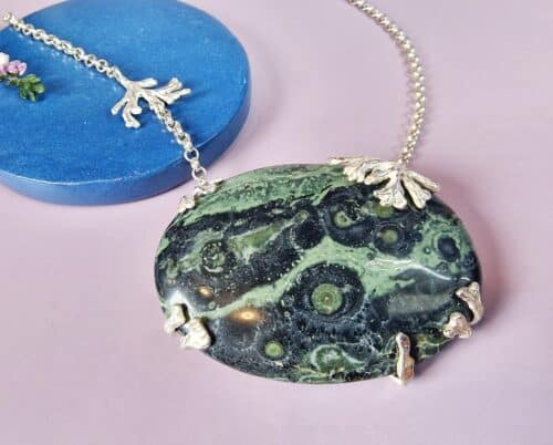 silver necklace seaweed with jasper, jewellery designer Oogst Goudsmeden Amsterdam