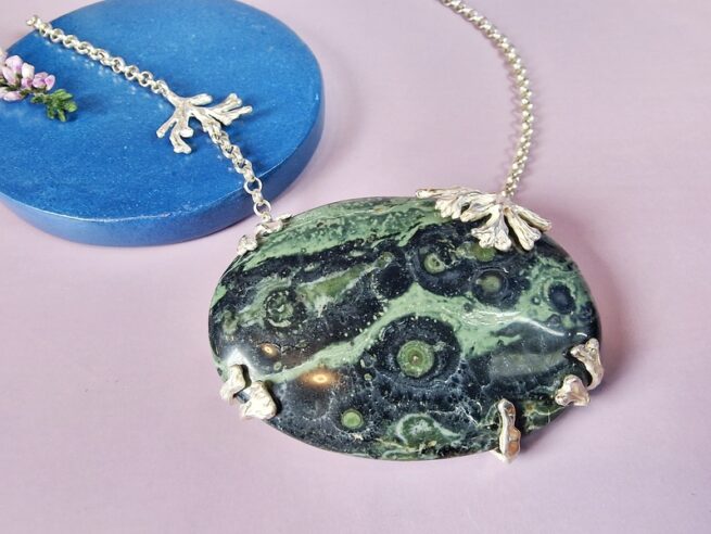 silver necklace seaweed with jasper, jewellery designer Oogst Goudsmeden Amsterdam