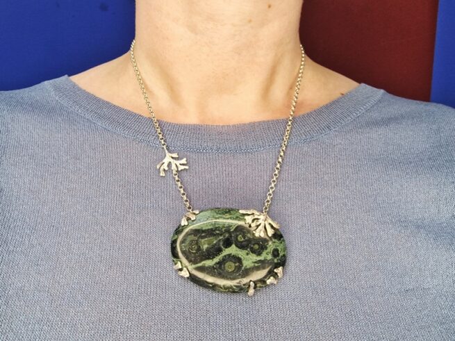silver necklace seaweed with jasper, worn, jewellery designer Oogst Goudsmeden Amsterdam