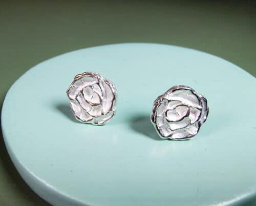 Zilveren oorstekers Mackintosh roosjes. Verfijnde roos oorbellen uit het Oogst atelier.