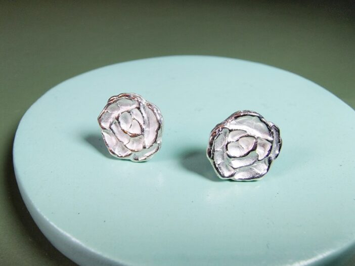 Zilveren oorstekers Mackintosh roosjes. Verfijnde roos oorbellen uit het Oogst atelier.