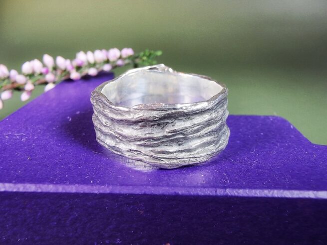 Zilveren ring met rots structuur. Kust ring. Oogst Sieraden in Amsterdam