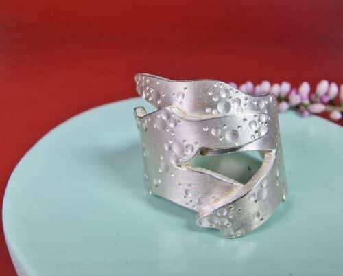 Zilveren ring overlappend zeewier. Sieraad ontwerp van Oogst in Amsterdam