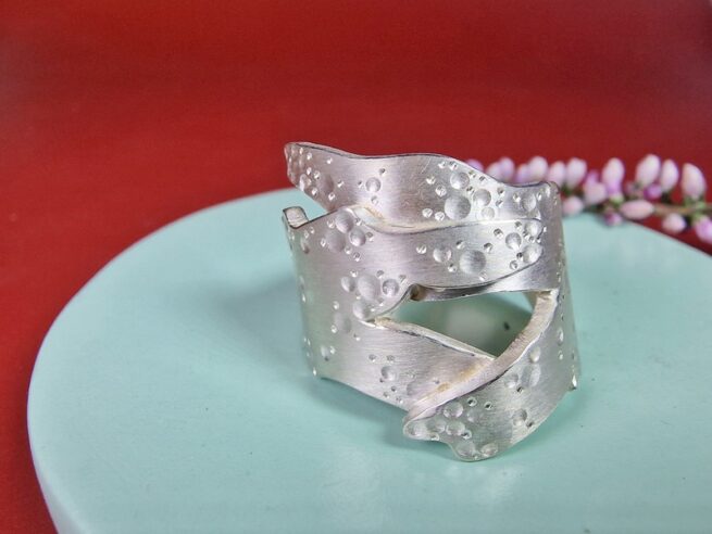 Zilveren ring overlappend zeewier. Sieraad ontwerp van Oogst in Amsterdam