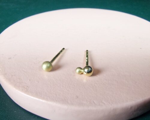 Yellow gold ear studs from the Berries series. Oogst Jewellery in Amsterdam.