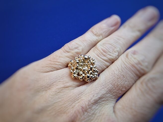 Rosé gold ‘Berries’ statement ring. Handmade by Oogst Jewellery in Amsterdam. Seen on the finger.