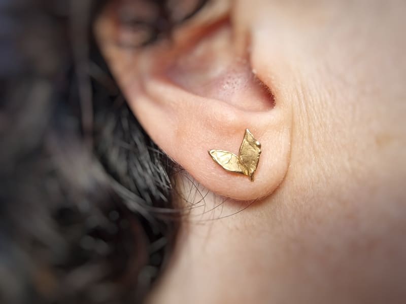 Rosé gold 'Leaves' ear studs. Oogst goldsmith in Amsterdam jewellery design & creation. Studs on the ear.