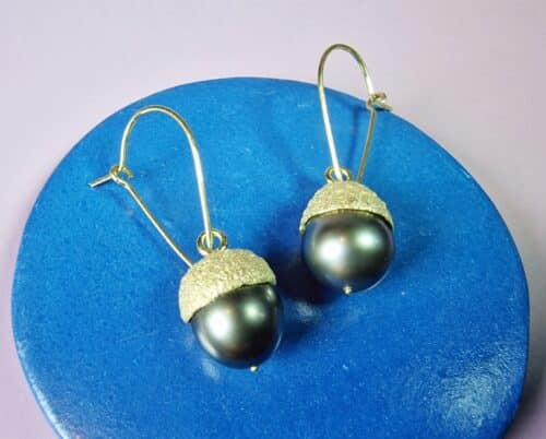 Golden earrings with Tahitian pearls from the Oak series. One-of-a-kind design by Oogst Jewellery in Amsterdam
