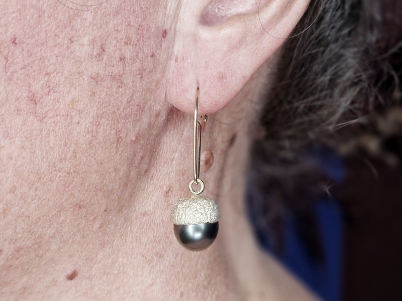 Golden earrings with Tahitian pearls from the Oak series. One-of-a-kind design by Oogst Jewellery in Amsterdam. Seen on the ear.