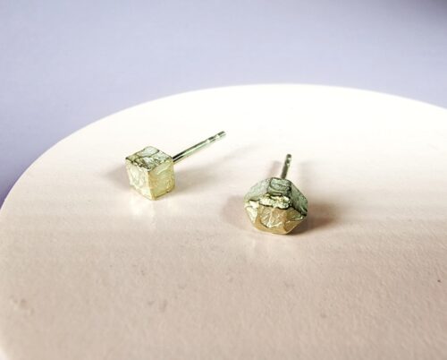 Yellow gold 'Crystals' ear studs. Asymmetrical pair. Design by Oogst goldsmith Amsterdam.