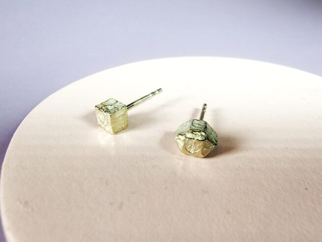 Yellow gold 'Crystals' ear studs. Asymmetrical pair. Design by Oogst goldsmith Amsterdam.