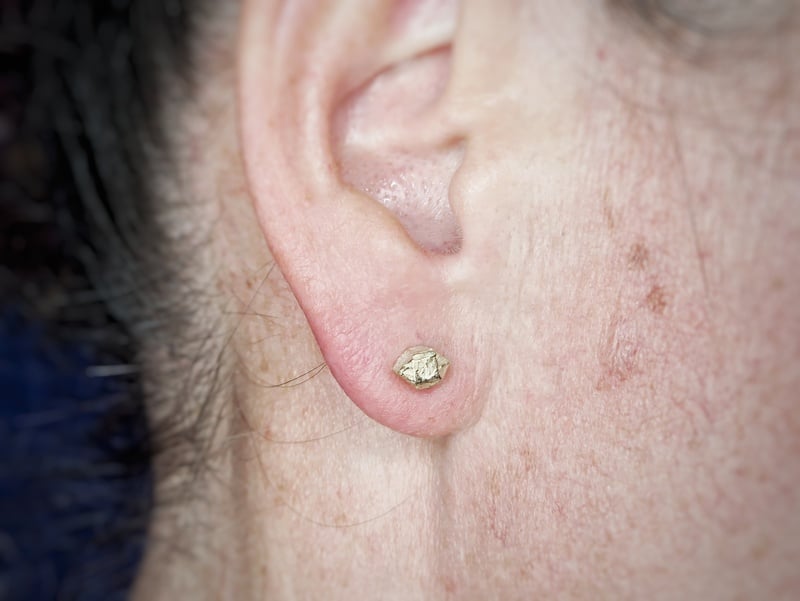 Yellow gold 'Crystals' ear studs. Asymmetrical pair. Design by Oogst goldsmith Amsterdam. Seen on the ear.