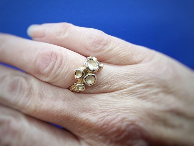 Perziken ring roségoud, om de vinger. Uit het Oogst atelier in Amsterdam. Eenmalig ontwerp.
