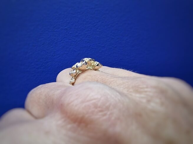 Perziken ring roségoud, om de vinger zijaanzicht. Uit het Oogst atelier in Amsterdam. Eenmalig ontwerp.
