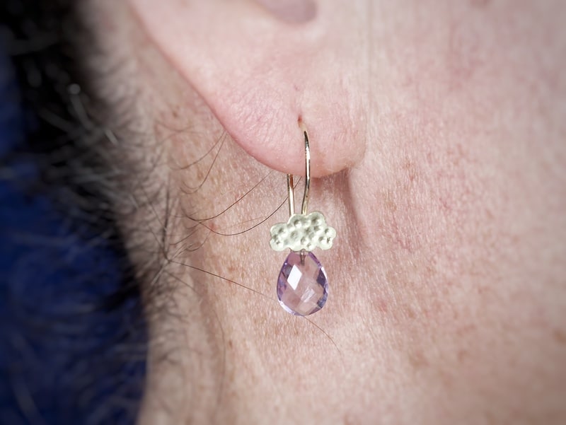 Yellow gold 'Cloud' earrings with a briolet cut amethyst. Refined pair designed by Oogst goldsmith studio in Amsterdam. Seen in the ear.