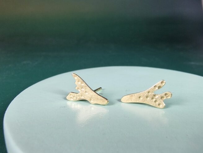 Yellow gold Seaweed ear studs. Created in the Oogst studio in Amsterdam.