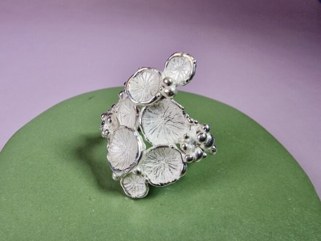 Zwammen ring, zilveren ring met speelse vormen. Eenmalig ontwerp van Oogst Sieraden in Amsterdam