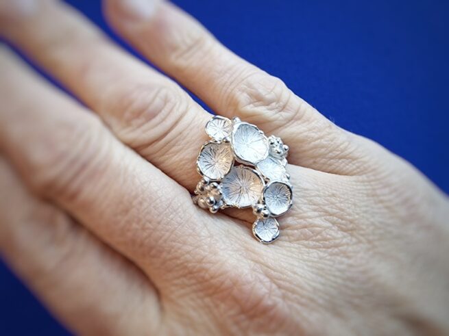 Zwammen ring, zilveren ring met speelse vormen. Eenmalig ontwerp van Oogst Sieraden in Amsterdam. Ring om vinger