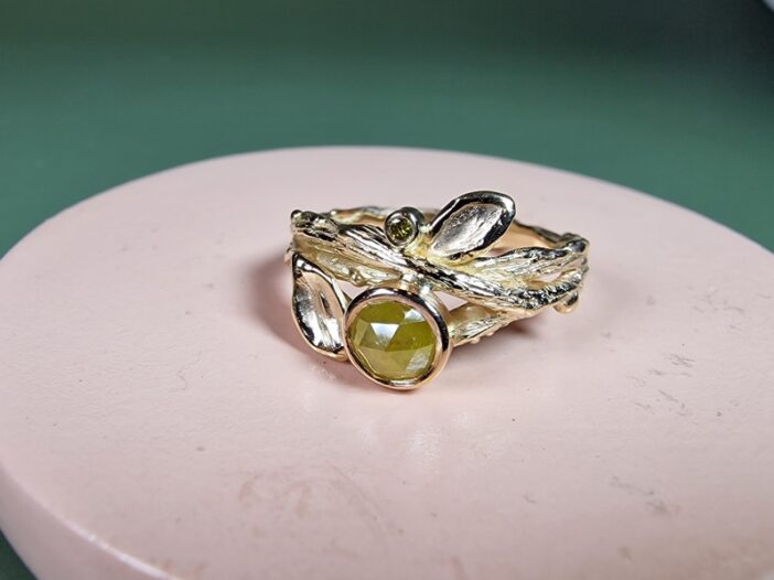 Boomgaard ring roségoud met mosterd roosgeslepen diamant. Maatwerk van Oogst.