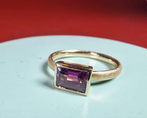 Rosé gold 'Square' ring with rhodolite. Gemstone ring. Sleek design by Oogst Jewellery in Amsterdam.