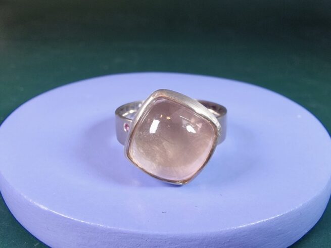 Rozenkwarts witgouden ring Ritme met fel roze diamant. Ontwerp van Oogst