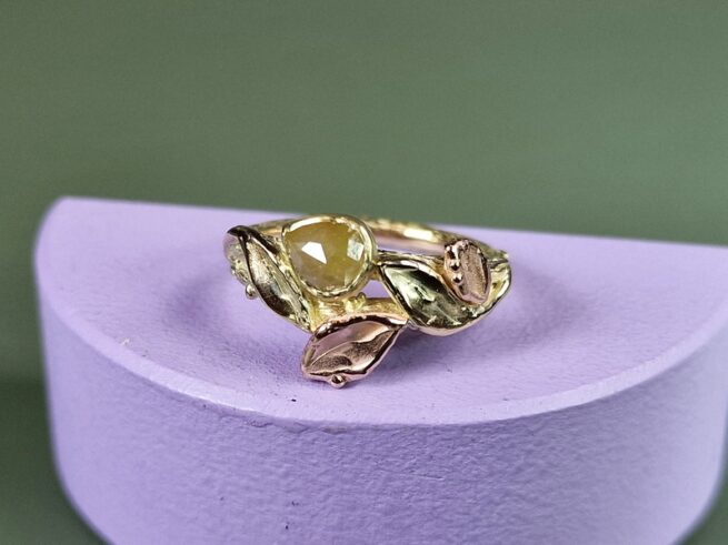 Bladeren ring in geelgoud met roodgoud en peervormige natural diamant in honingtint. Sieraadontwerp van Oogst in Amsterdam