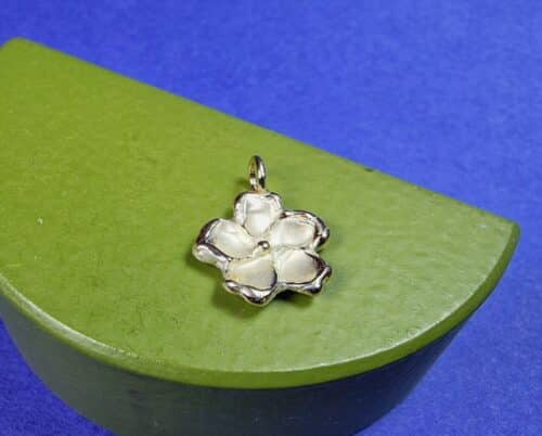 Flower pendant. Yellow gold blossom. Oogst Jewellery in Amsterdam