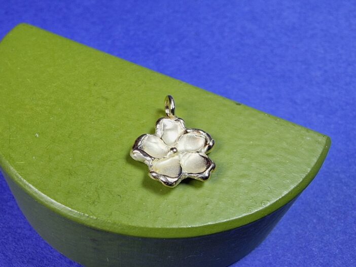 Flower pendant. Yellow gold blossom. Oogst Jewellery in Amsterdam