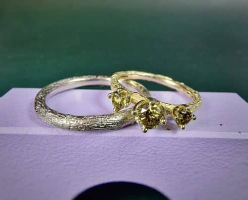 Boomgaard Takjes trouwringen in witgoud en geelgoud met olijf diamanten. Bijzondere trouwringen. uit het Oogst atelier