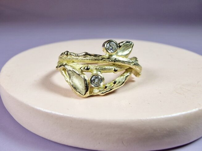 Boomgaard ring, takjes met diamanten en blaadjes van eigen goud vervaardigd. Oogst Original.