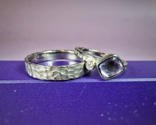 Deining trouwringen Witgoud met paarse saffier en diamant. Bijzondere trouwringen uit het Oogst atelier.