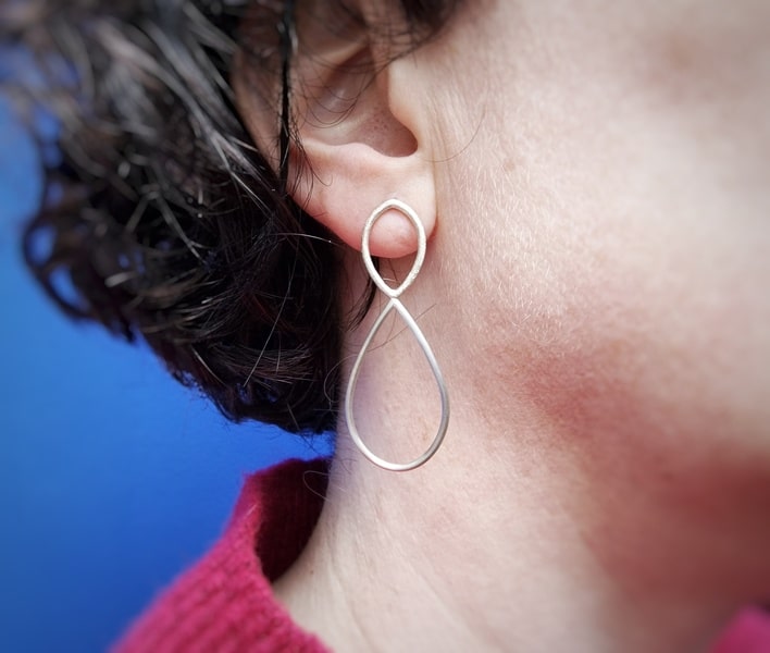 Silver Drop & Leaf ear studs. Jewellery design by Oogst in Amsterdam. Seen on the earlobe.