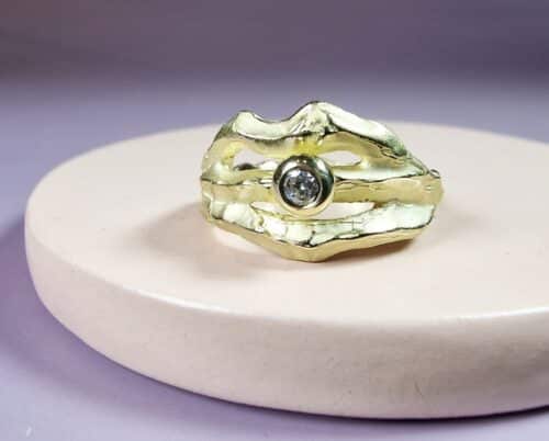Berg ring van eigen goud vervaardigd met eigen diamant. Maatwerk sieraad van Oogst Goudsmeden in Amsterdam