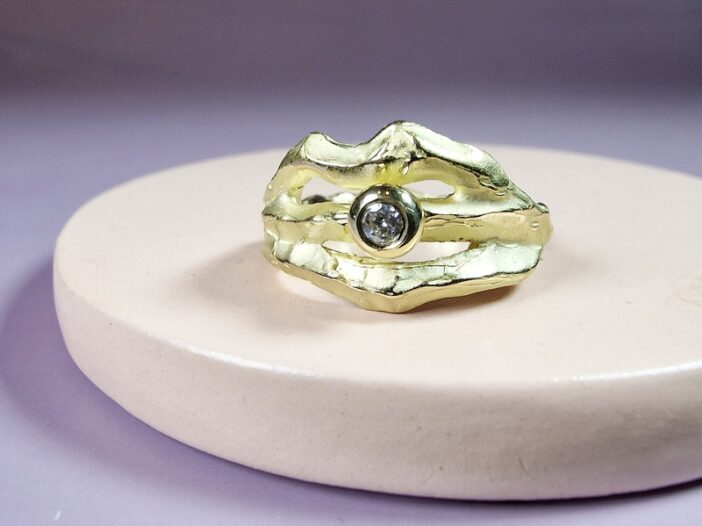 Berg ring van eigen goud vervaardigd met eigen diamant. Maatwerk sieraad van Oogst Goudsmeden in Amsterdam