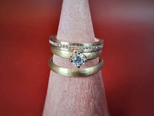 Ritme trouwringen in roségoud met streepjes hamerslag en een Eenvoud ring met diamanten rondom. Bijzondere trouwringen uit het Oogst atelier.