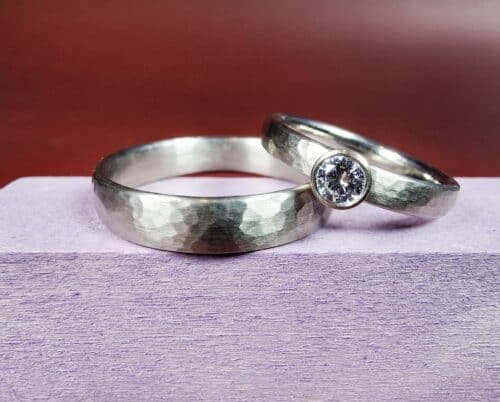Ritme trouwringen in witgoud. Gehamerde ringen met diamant. Uit het Oogst atelier.