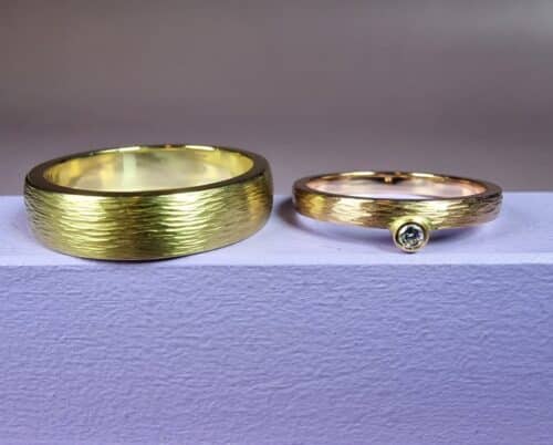 Ritme trouwringen met spitse hamerslag in Geelgoud en Roodgoud met diamant. Handgemaakte trouwringen uit het Oogst atelier.