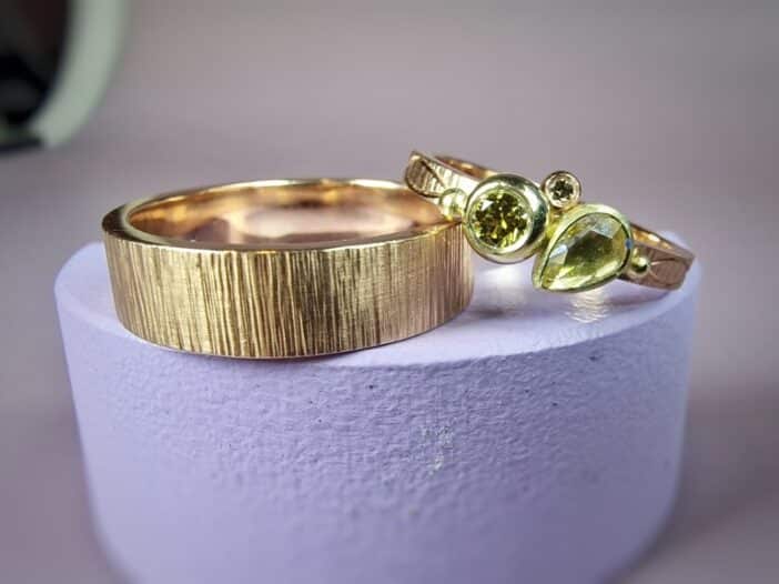 Mackintosh & Ritme trouwringen. Roodgoud met spitse hamerslag. Roodgoud met diamanten en handgravure.. Uit het Oogst atelier.