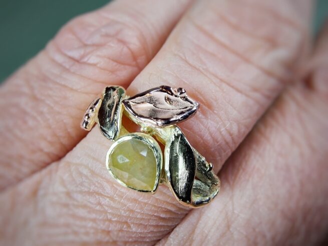 Leaves ring in yellow and rose gold with a natural diamond pear shaped rose cut honey colour. Jewellery design by Oogst. Worn on the finger.
