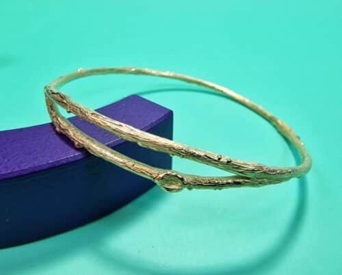 Geelgouden armband ‘Boomgaard’ stoer takje uit het Oogst atelier in Amsterdam