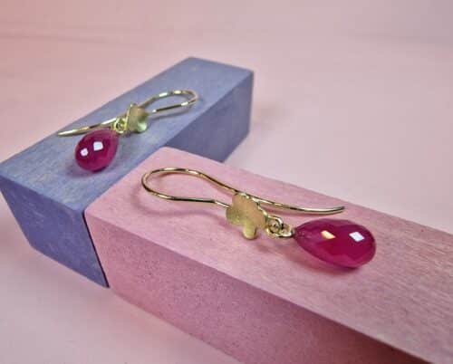 Yellow gold 'In bloom' earrings with a briolet cut ruby and cute flower. Refined pair by Oogst in Amsterdam