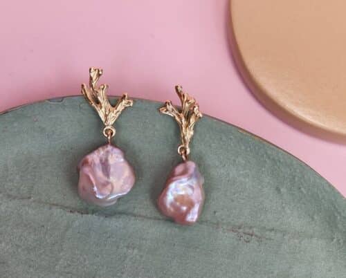 Rosé golden earrings 'Seaweed' with pink Keshi pearls. Created by Oogst.