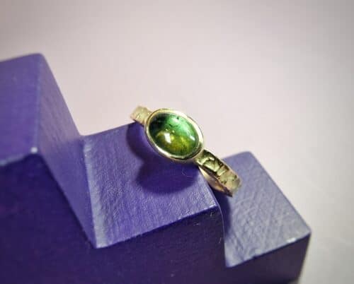 Geelgouden Deining ring met groene ovaal geslepen toermalijn. Uit het Oogst goudsmid atelier.