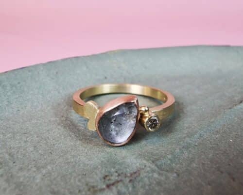 Geelgouden ring met mosAquamarijn 1,07 ct free form in roodgouden zetting en 0,07 ct pistache diamant, met een geelgouden blaadje. Uit het Oogst goudsmid atelier.
